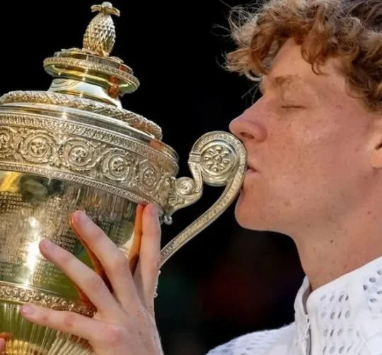 Jannik Sinner con la copa de Wimbledon