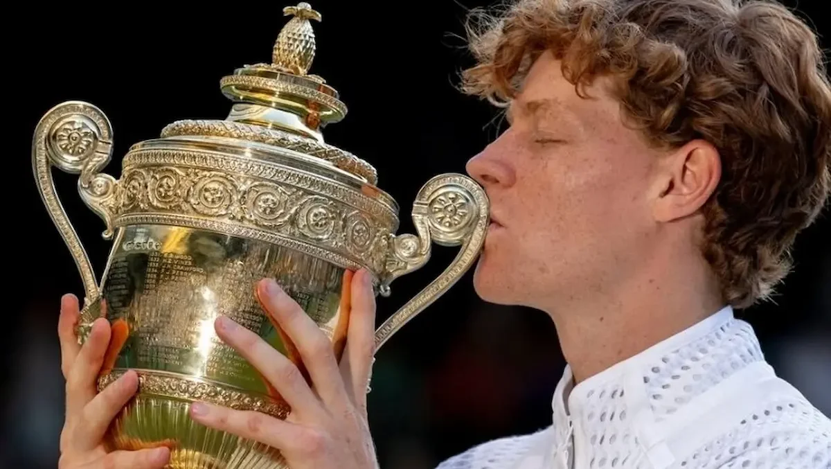 Jannik Sinner con la copa de Wimbledon