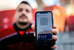 hombre muestra código QR del servicio de Fan ID