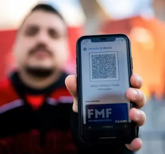 hombre muestra código QR del servicio de Fan ID