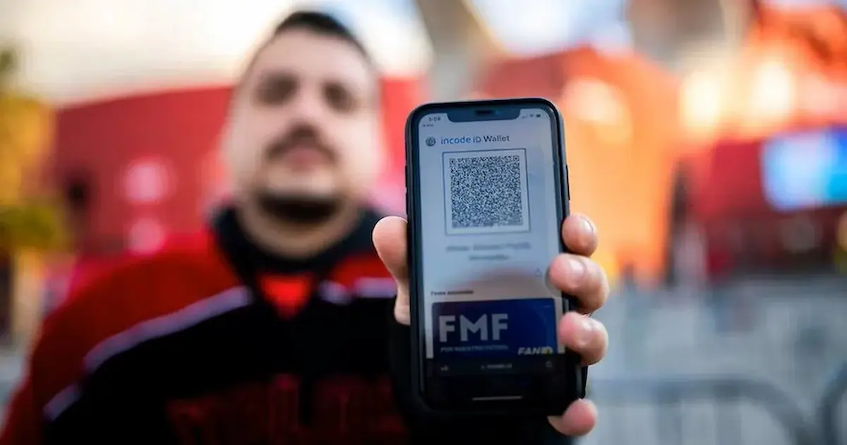 hombre muestra código QR del servicio de Fan ID