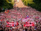 Alrededor de 100 mil personas se reunieron frente al Palacio Real y ocuparon la plaza principal.