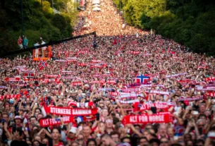 Alrededor de 100 mil personas se reunieron frente al Palacio Real y ocuparon la plaza principal.