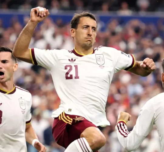 Mikel Oyarzabalc celebra su gol ante Francia