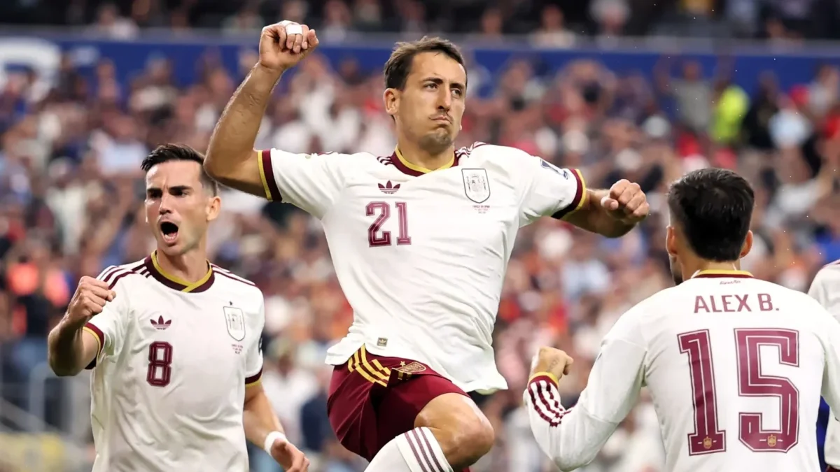 Mikel Oyarzabalc celebra su gol ante Francia