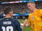 Messi y Pickford se saludan al final del partido