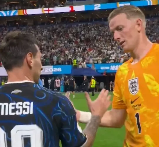 Messi y Pickford se saludan al final del partido