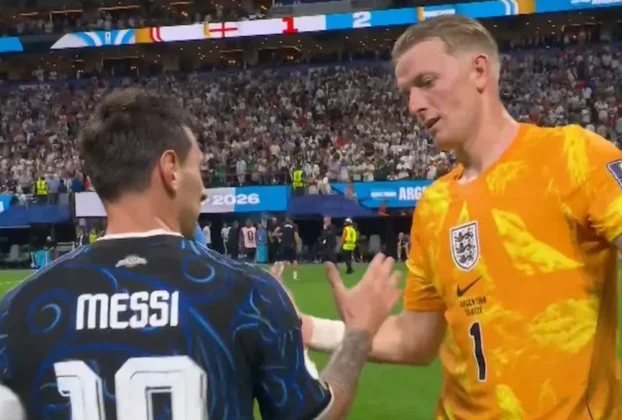 Messi y Pickford se saludan al final del partido