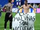 Los jugadores de Argentina mostraron bandera con la leyenda ‘Las Malvinas son argentinas’