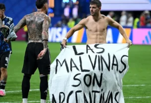 Los jugadores de Argentina mostraron bandera con la leyenda ‘Las Malvinas son argentinas’
