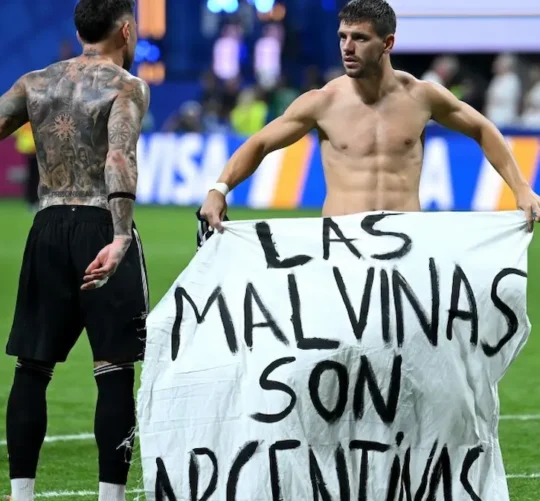 Los jugadores de Argentina mostraron bandera con la leyenda ‘Las Malvinas son argentinas’