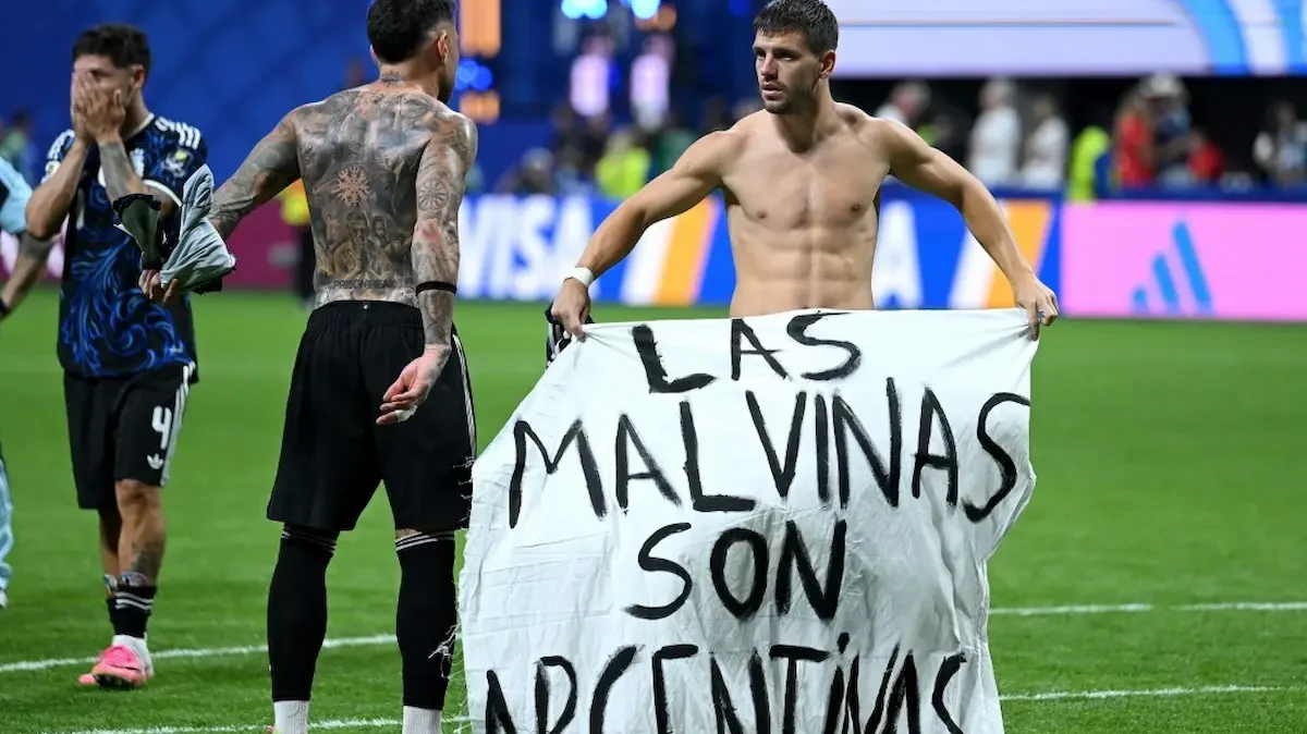Los jugadores de Argentina mostraron bandera con la leyenda ‘Las Malvinas son argentinas’