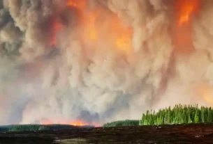 El humo de los incendios forestales que arrasan la provincia canadiense de Ontario