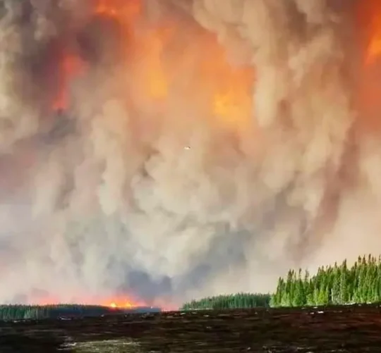 El humo de los incendios forestales que arrasan la provincia canadiense de Ontario
