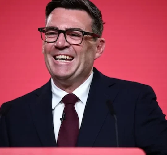 Burnham ante una audiencia de legisladores, activistas del partido y líderes sindicales en su primer discurso como líder.