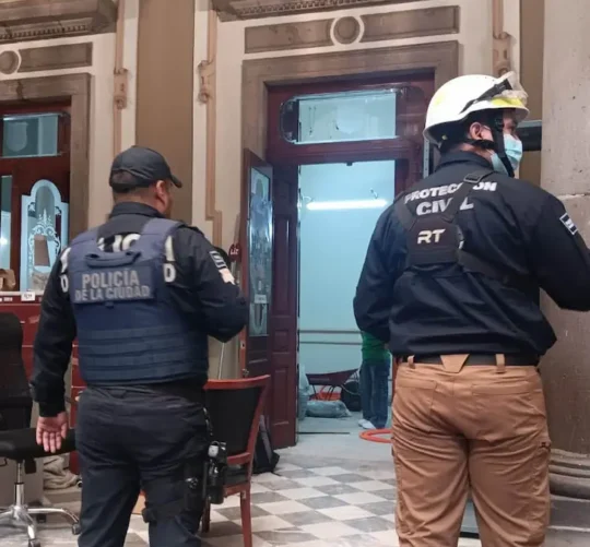 Personal de protección civil hace recorridos en edificios gubernamentales en Puebla