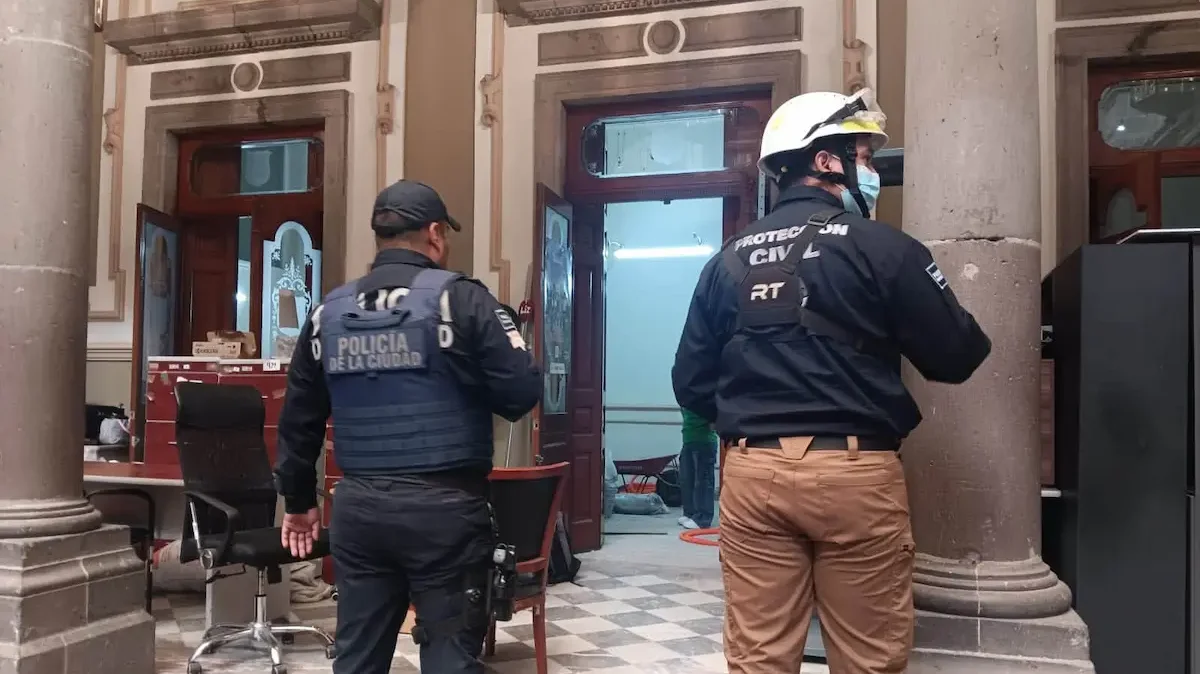 Personal de protección civil hace recorridos en edificios gubernamentales en Puebla