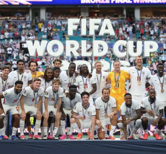 Jugadpres de Inglaterra con sus medallas del tercer lugar