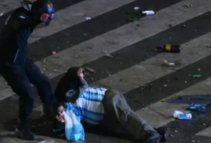 A pesar de la derrota, miles de argentinos salieron a las calles de la capital, Buenos Aires, y de otras ciudades.