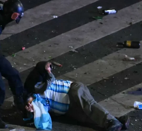A pesar de la derrota, miles de argentinos salieron a las calles de la capital, Buenos Aires, y de otras ciudades.