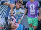 Leandro Paredes ataca a un jugador español.