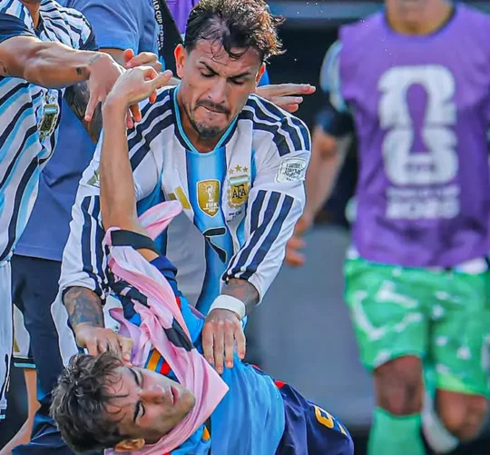 Leandro Paredes ataca a un jugador español.