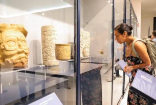 Visitantes en el Museo de Puuc