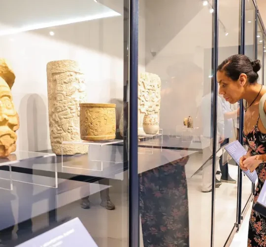 Visitantes en el Museo de Puuc