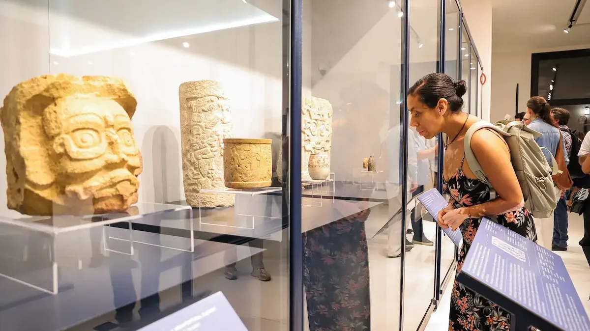 Visitantes en el Museo de Puuc