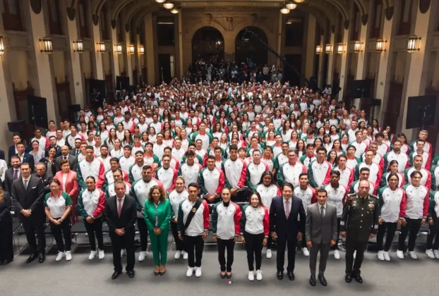 La Presidenta de México, Claudia Sheinbaum, encabezó el abanderamiento y toma de protesta a la Delegación Mexicana que participará en los XXV Juegos Centroamericanos y del Caribe Santo Domingo 2026