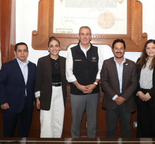 Alcalde de Puebla, Pepe Chedraui junto directivos de Grupo Bimbo.