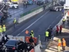 Dos autos particulares chocaron a la altura de Los Reyes La Paz, lo que provocó que un camión cargado de garrafones de agua volcara.