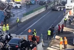 Dos autos particulares chocaron a la altura de Los Reyes La Paz, lo que provocó que un camión cargado de garrafones de agua volcara.