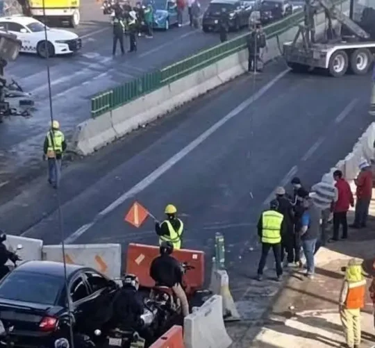 Dos autos particulares chocaron a la altura de Los Reyes La Paz, lo que provocó que un camión cargado de garrafones de agua volcara.