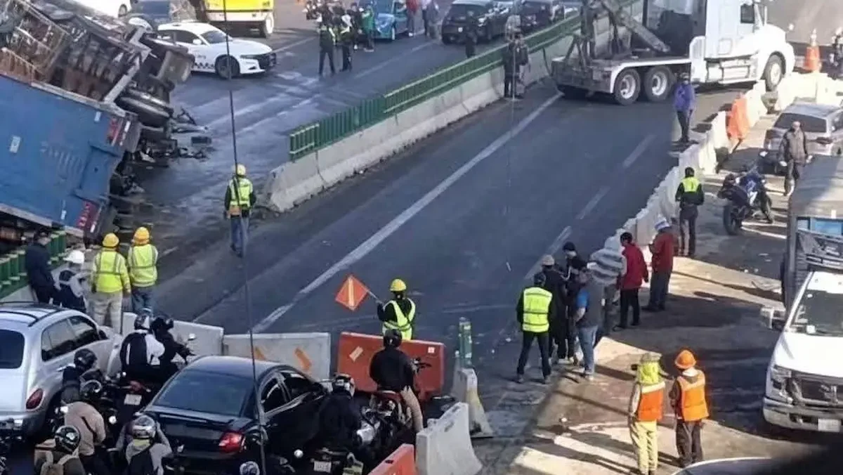 Dos autos particulares chocaron a la altura de Los Reyes La Paz, lo que provocó que un camión cargado de garrafones de agua volcara.