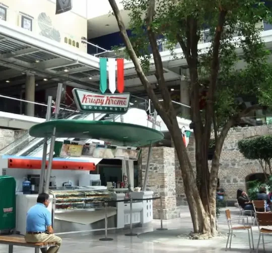 Interior del centro comercial Paseo de San Francisco