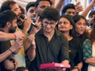 Seguidores del "Partido de las Cucarachas" celebran la dimisión del ministro de Educación de la India
