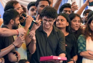 Seguidores del "Partido de las Cucarachas" celebran la dimisión del ministro de Educación de la India