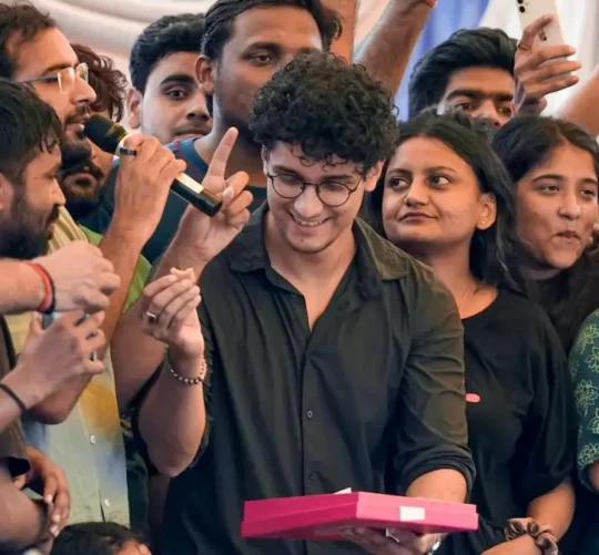 Seguidores del "Partido de las Cucarachas" celebran la dimisión del ministro de Educación de la India