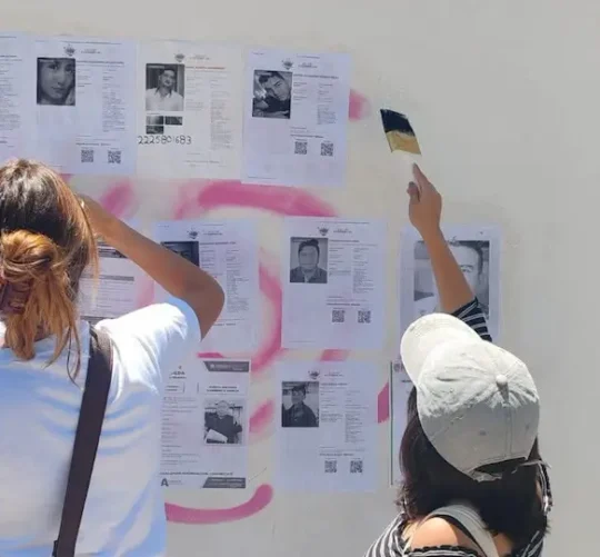 Colectivo pega fichas de búsqueda en la FGE y acusa falta de resultados en casos de desaparición