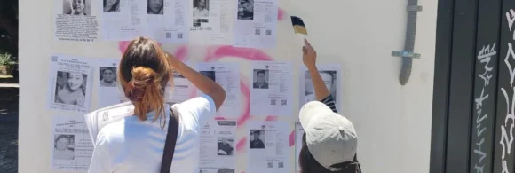 Colectivo pega fichas de búsqueda en la FGE y acusa falta de resultados en casos de desaparición