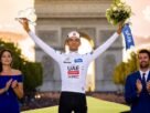 El ciclista mexicano Isaac Del Toro con el maillot blanco de mejor joven celebra en el podio