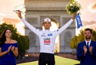 El ciclista mexicano Isaac Del Toro con el maillot blanco de mejor joven celebra en el podio