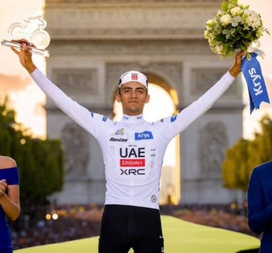 El ciclista mexicano Isaac Del Toro con el maillot blanco de mejor joven celebra en el podio