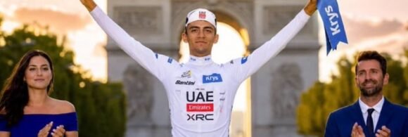 El ciclista mexicano Isaac Del Toro con el maillot blanco de mejor joven celebra en el podio