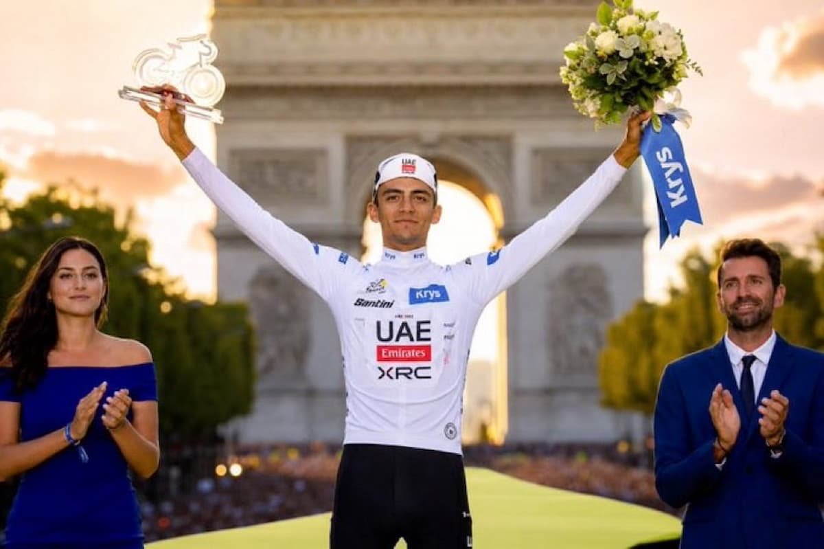 El ciclista mexicano Isaac Del Toro con el maillot blanco de mejor joven celebra en el podio