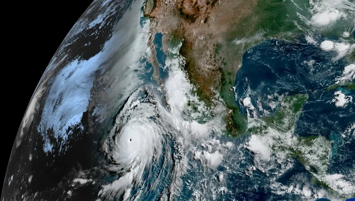 Imagen satelital del huracán Genevieve cerca del territorio nacional