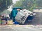 Volcadura de un tractocamión que transportaba ácido clorhídrico