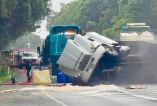 Volcadura de un tractocamión que transportaba ácido clorhídrico