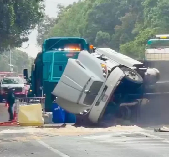 Volcadura de un tractocamión que transportaba ácido clorhídrico